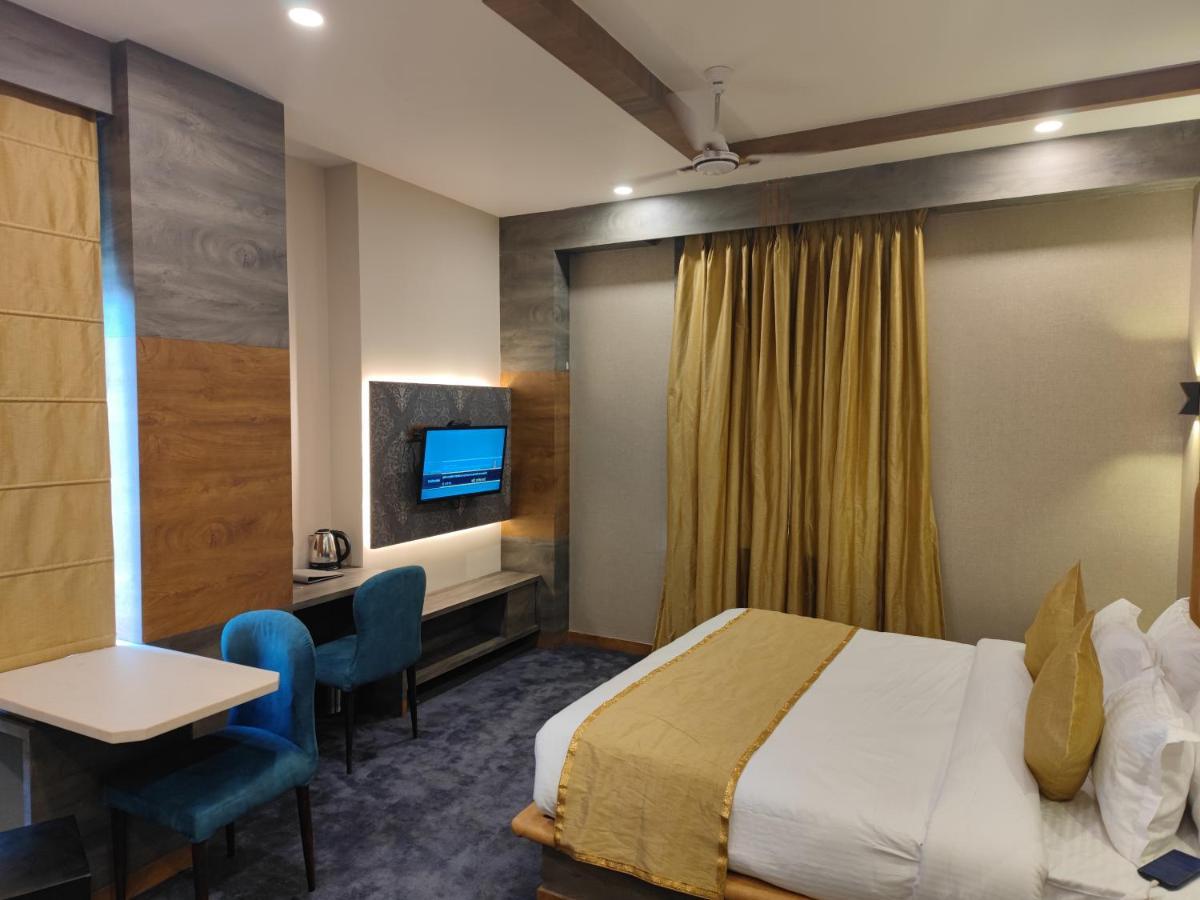 Prime Land Hotel Varanasi Exterior foto