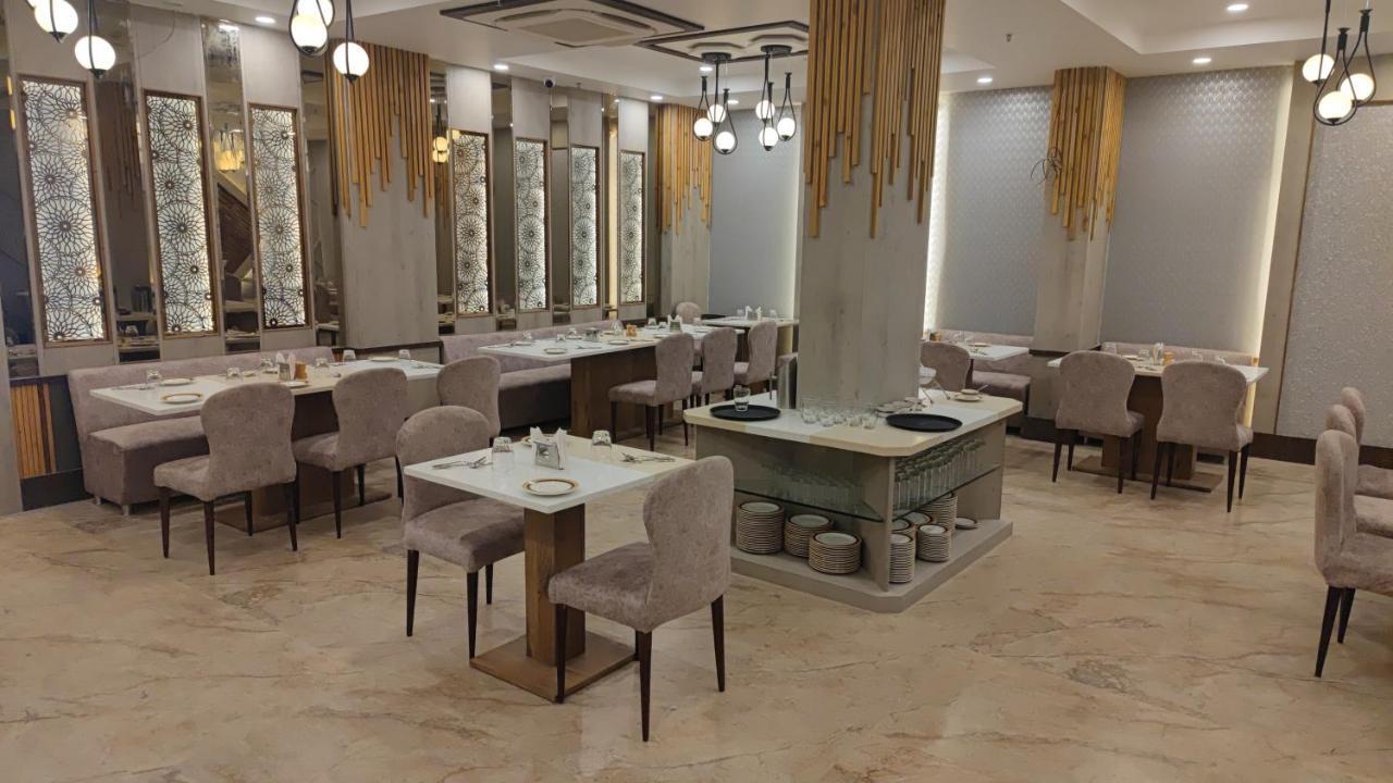 Prime Land Hotel Varanasi Exterior foto