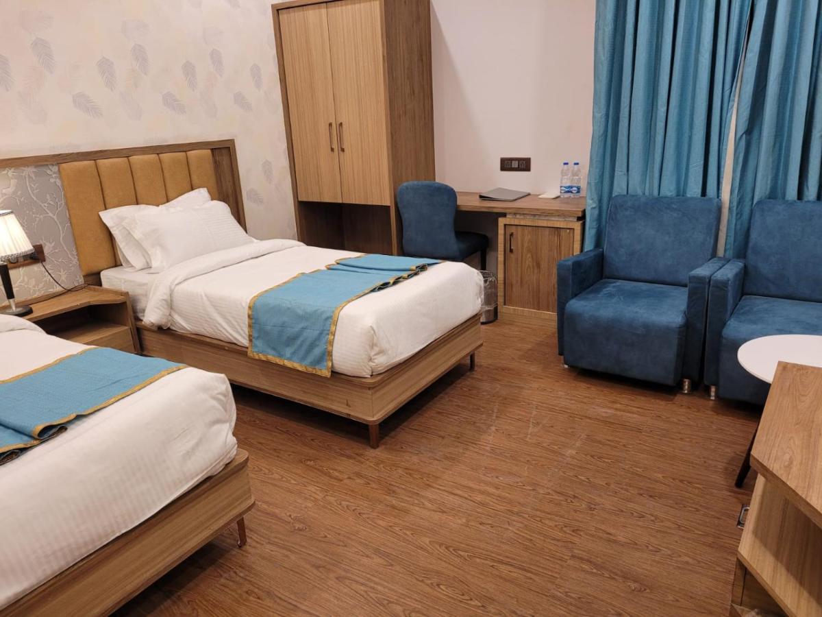 Prime Land Hotel Varanasi Exterior foto