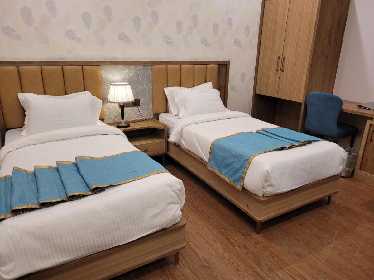 Prime Land Hotel Varanasi Exterior foto