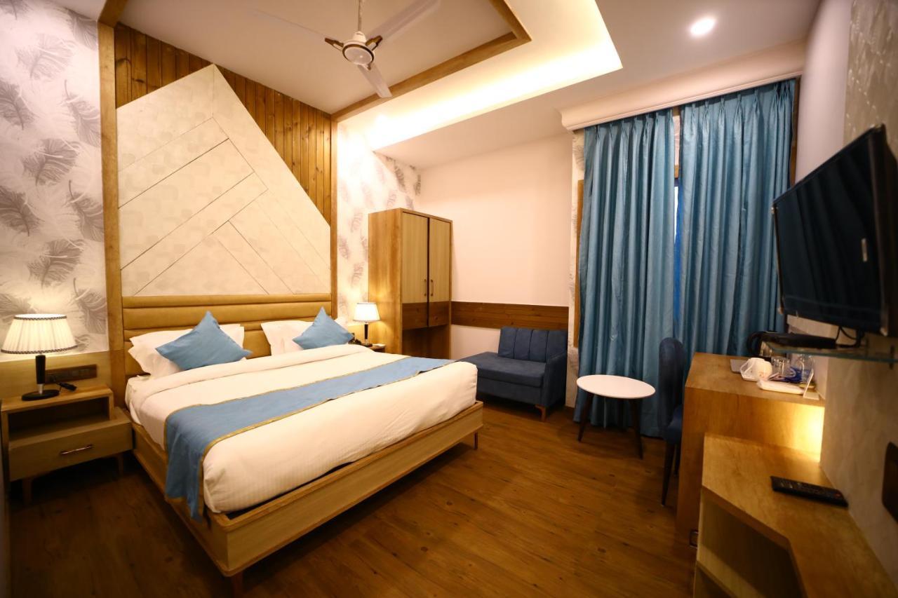 Prime Land Hotel Varanasi Exterior foto