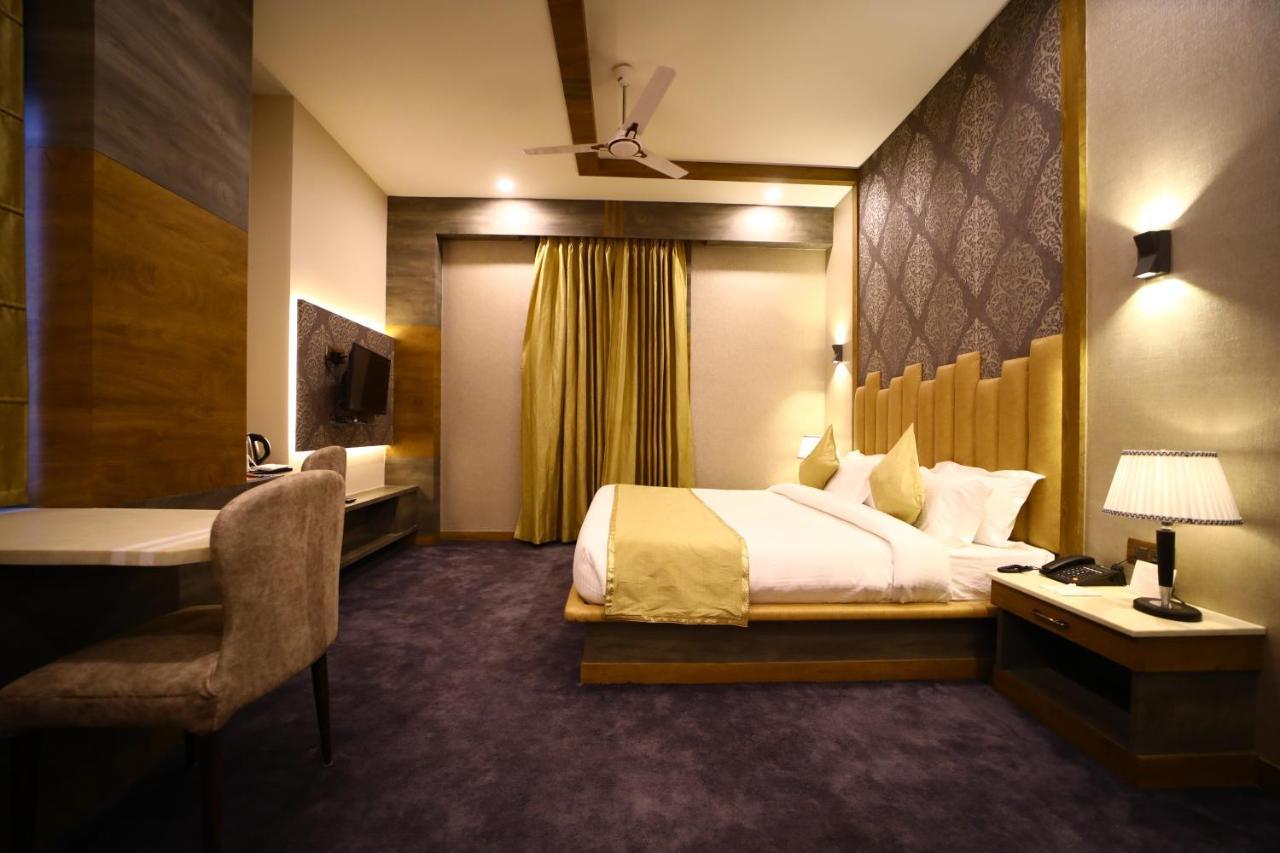 Prime Land Hotel Varanasi Exterior foto
