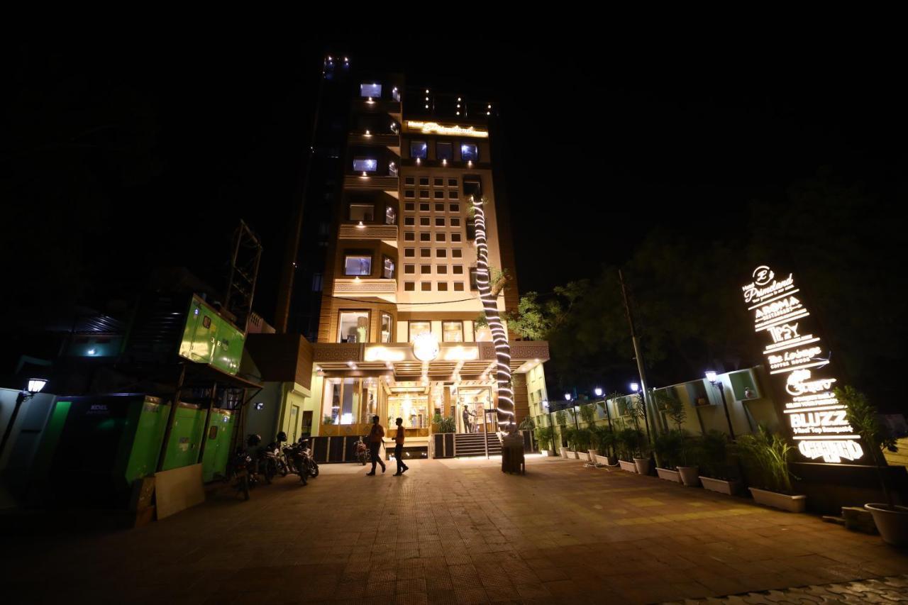 Prime Land Hotel Varanasi Exterior foto