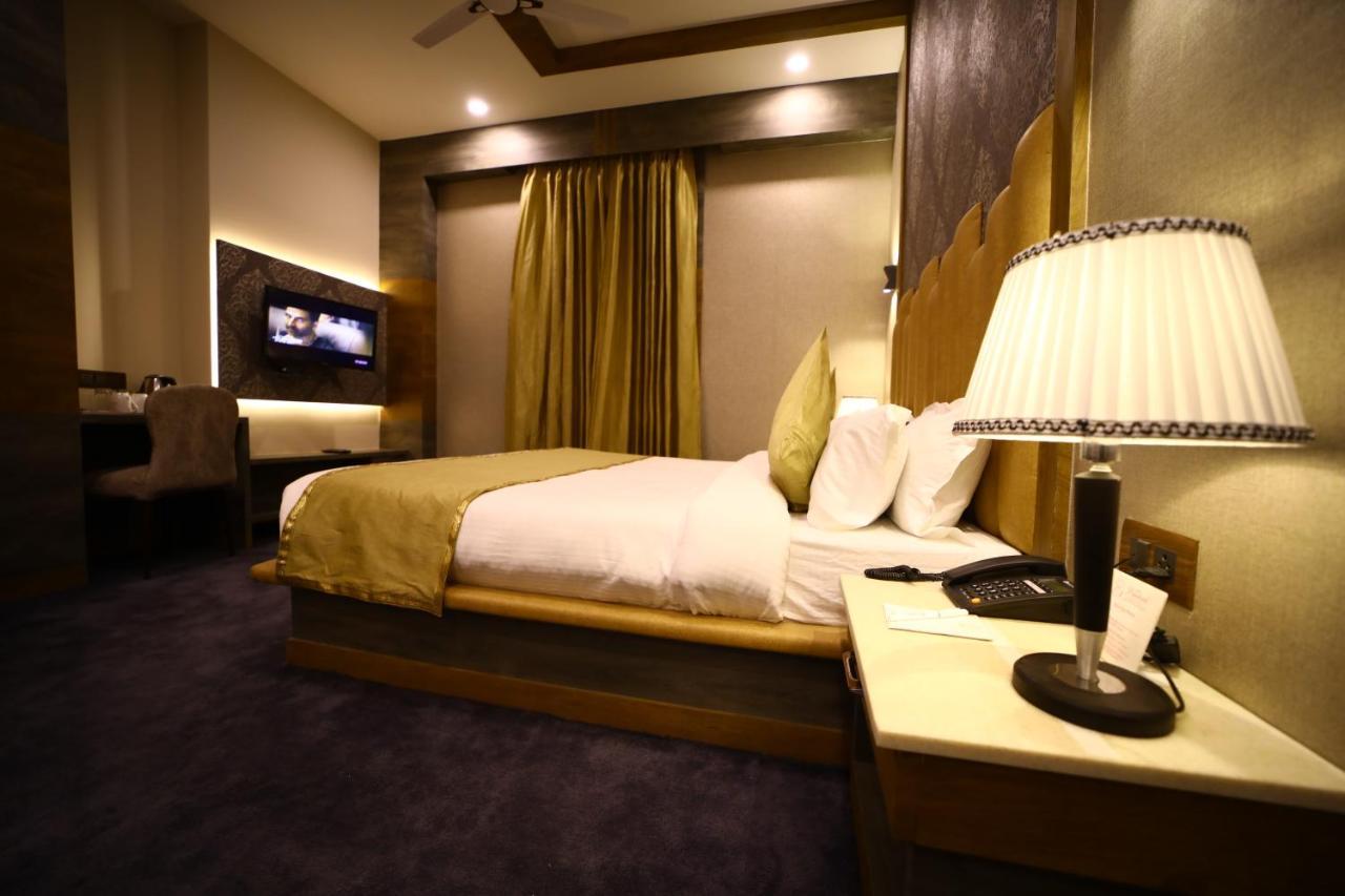 Prime Land Hotel Varanasi Exterior foto