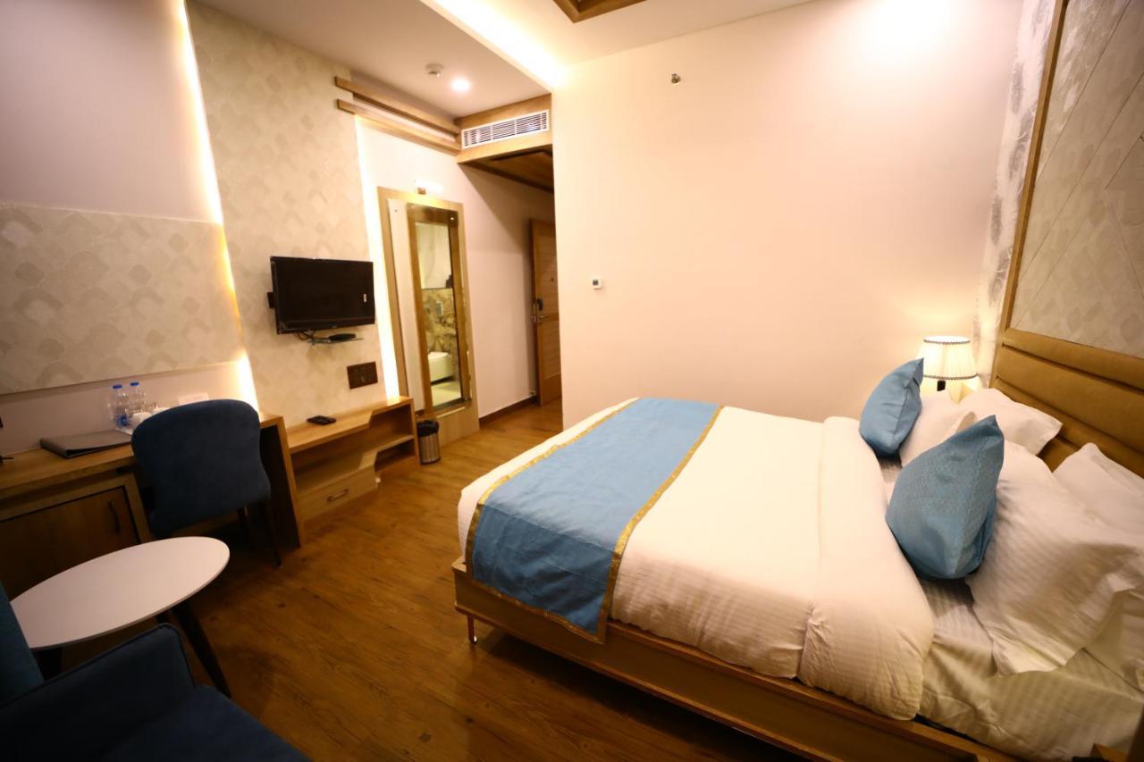 Prime Land Hotel Varanasi Exterior foto