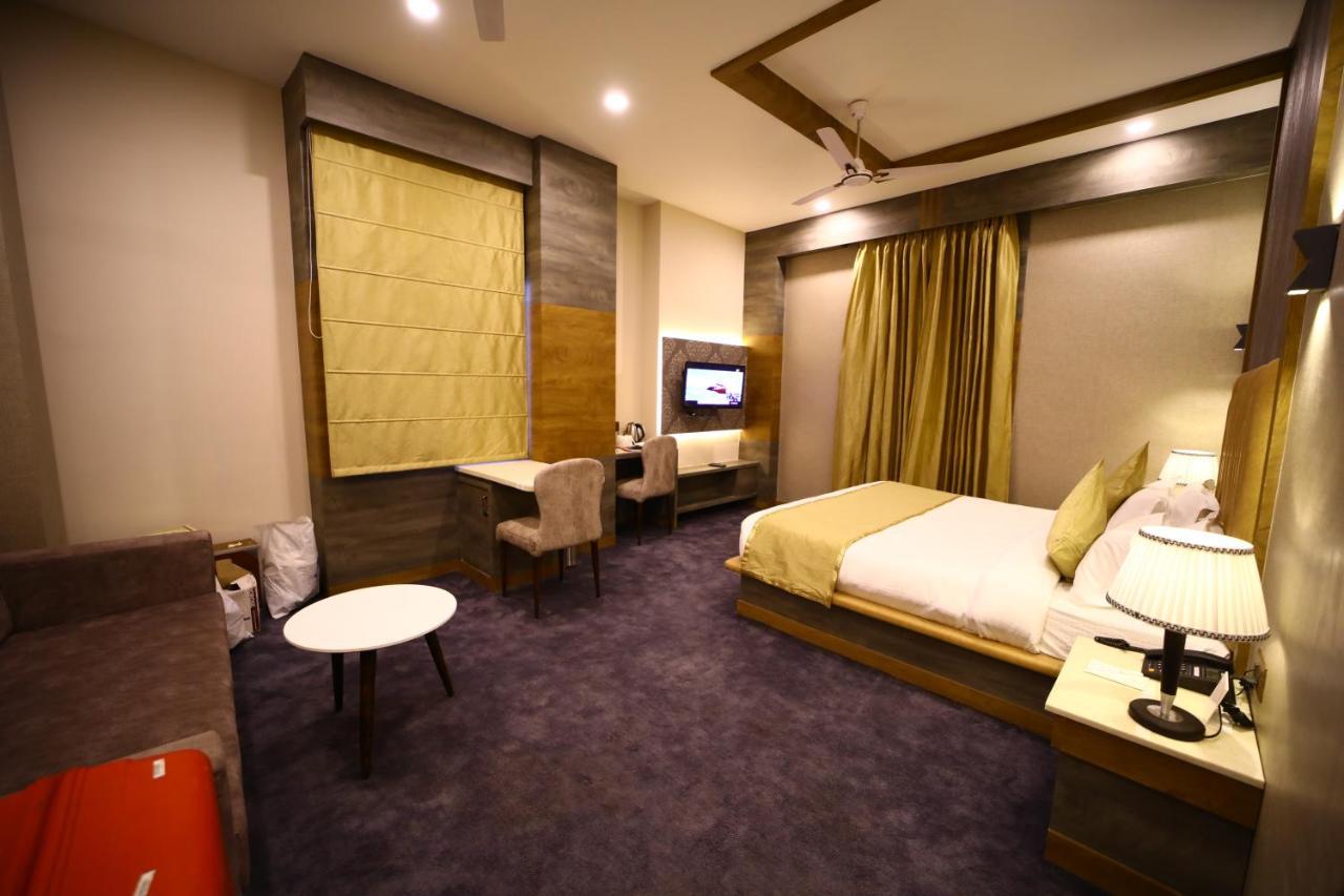 Prime Land Hotel Varanasi Exterior foto