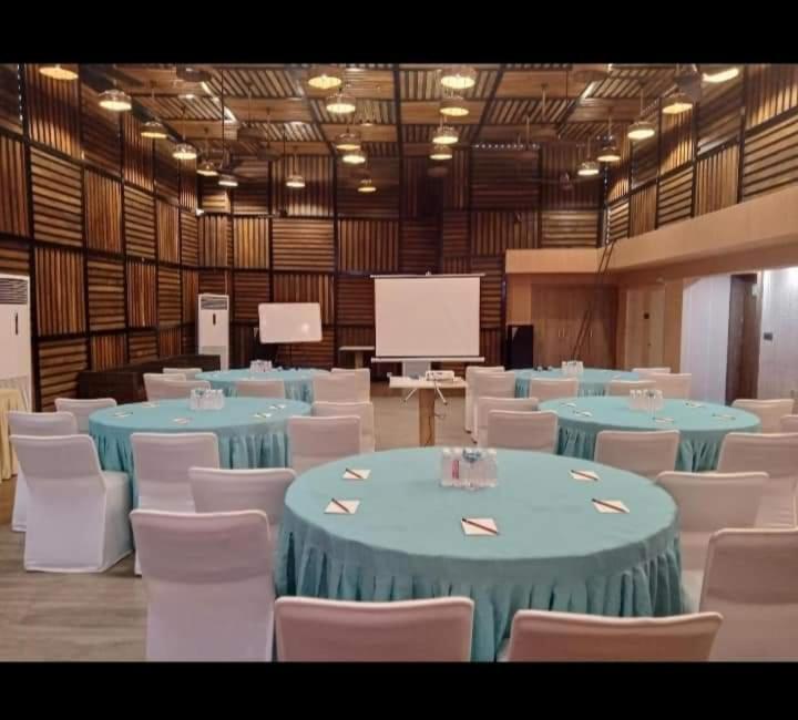 Prime Land Hotel Varanasi Exterior foto