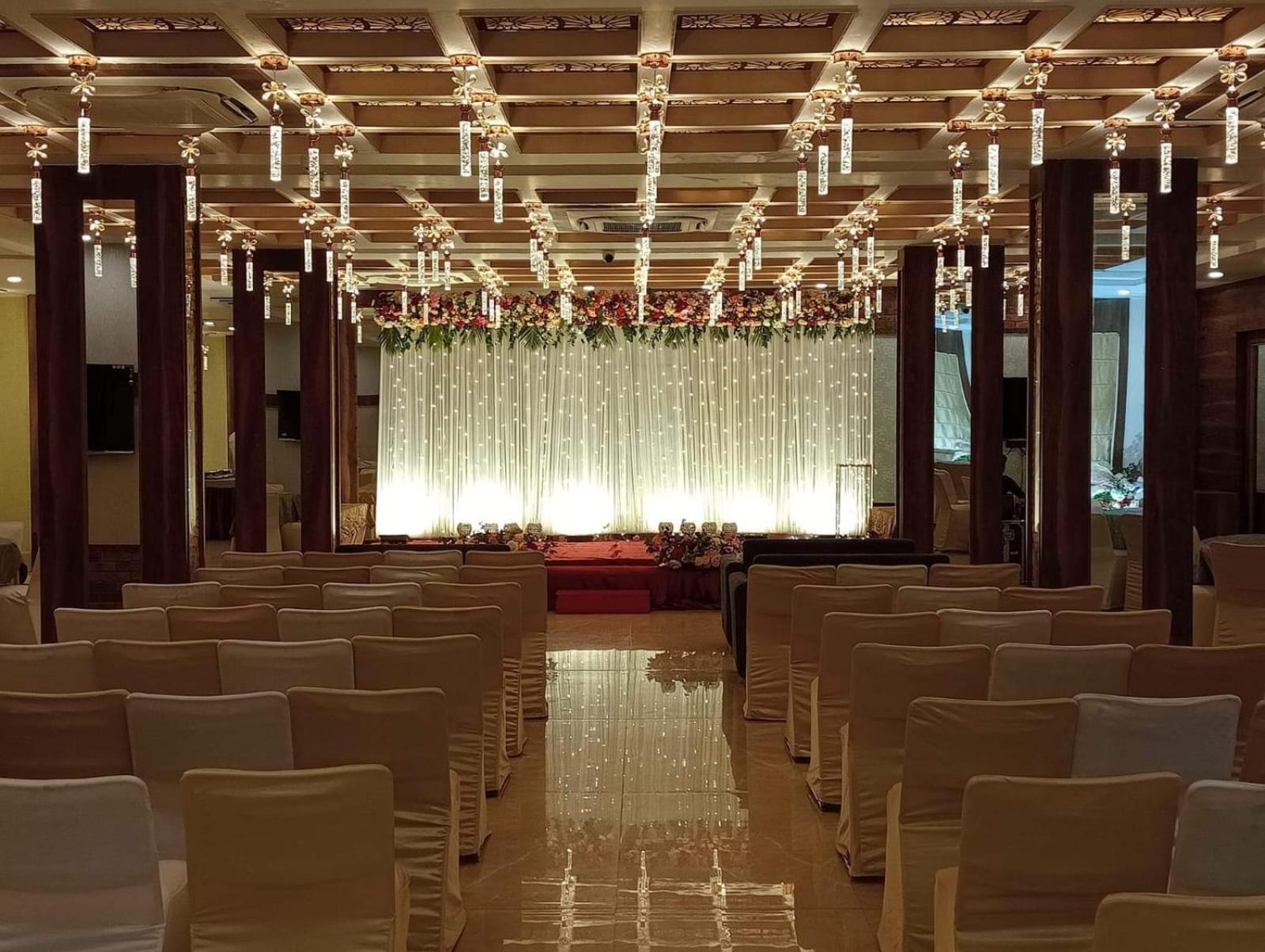 Prime Land Hotel Varanasi Exterior foto