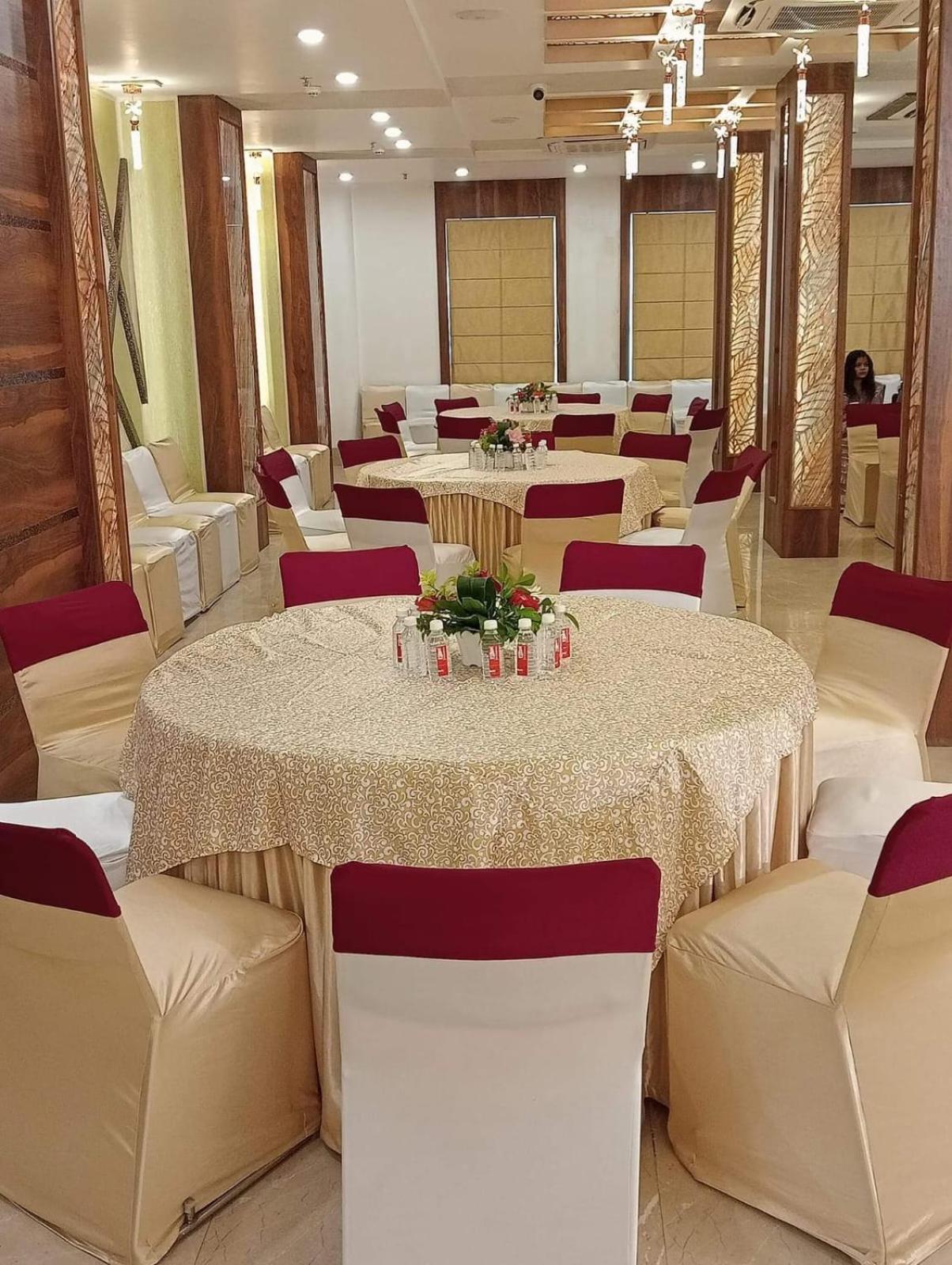 Prime Land Hotel Varanasi Exterior foto